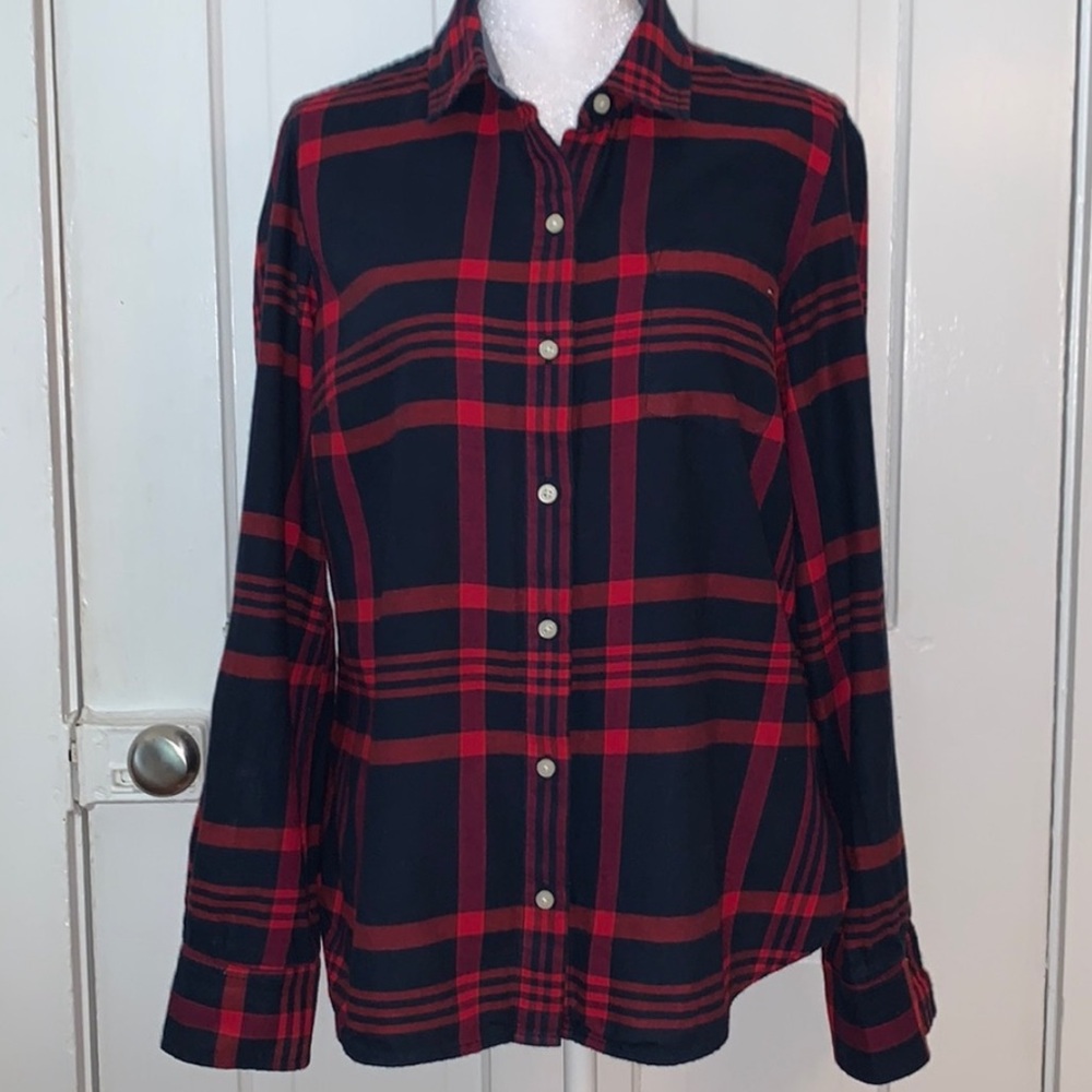 TOMMY HILFIGER PLAID FLANNEL BUTTON UP TOP